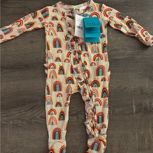 PoshPeanut Brand New Sleeper